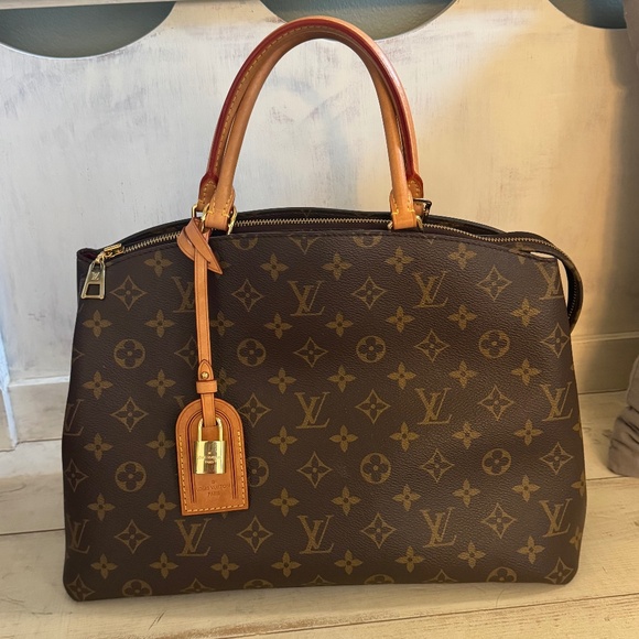 Louis Vuitton Grand Palais - Picture 1 of 7